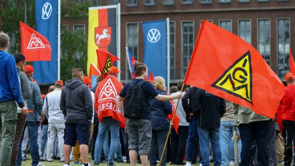 VW-Chef Blume trifft auf Beschäftigte - Betriebsrat sieht Vertrauen beschädigt