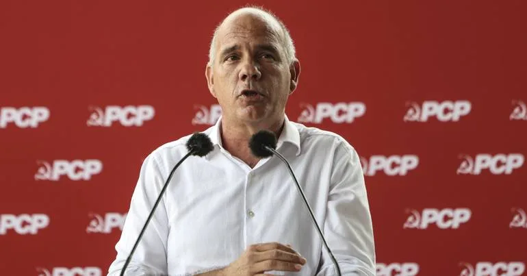 Governo acusado de usar dinheiro público em negócio privado
