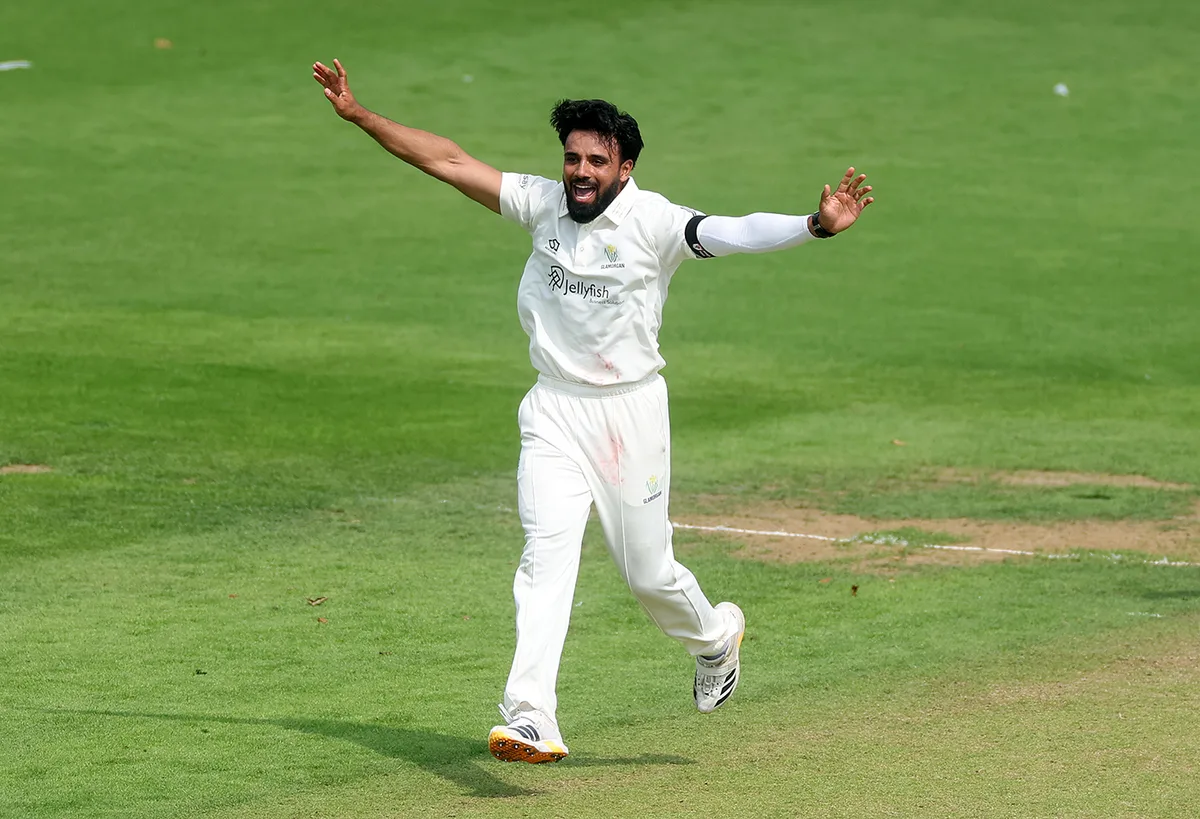 Baker's late impact turns 17-wicket day in Hampshire's favour