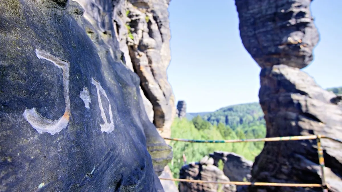 Wer kennt diese „Liebesgrüße“? - Polizei jagt mysteriöse Felsen-Ritzer