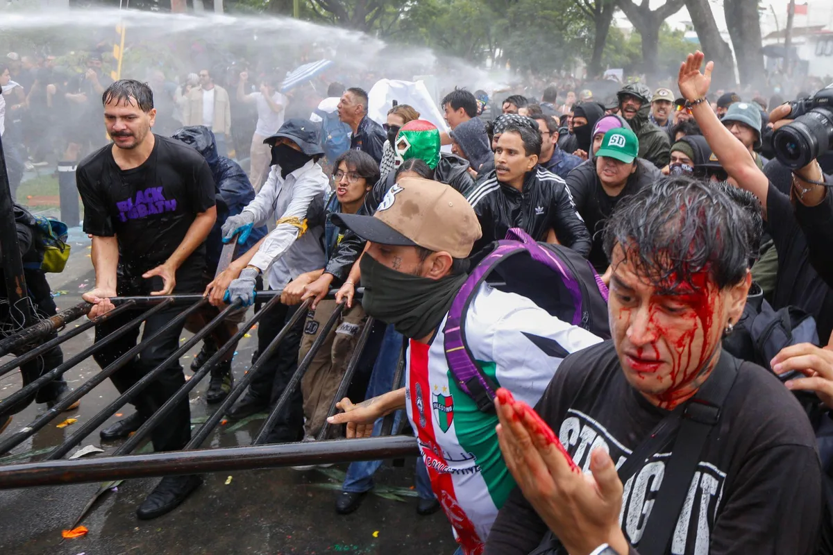 Fiscalía de Jalisco libera a 6 personas más tras marcha por agua limpia en Guadalajara