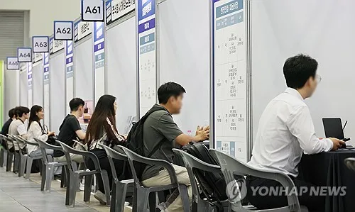 취업자 11.3만명↑…제조업 감소 끊었지만 음식숙박 감소폭 확대(종합)