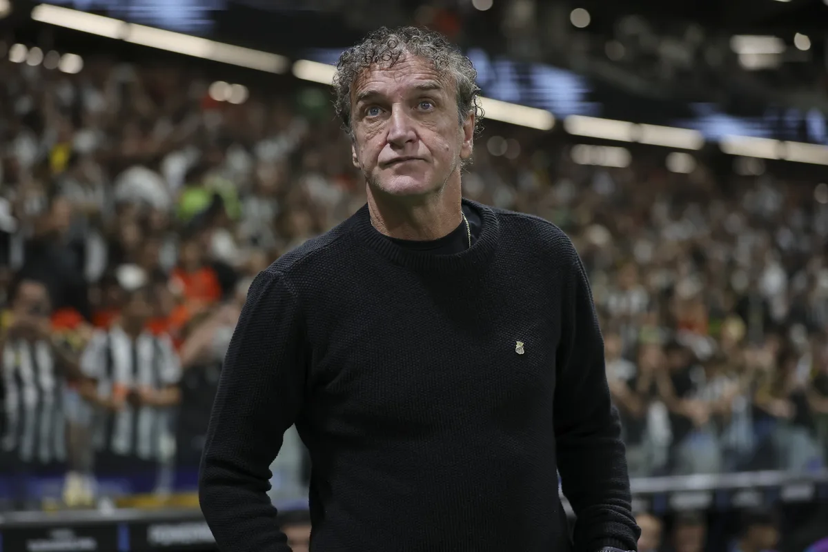 Cuca lamenta queda do Santos na Sul-Americana: "Alguns sentiram o jogo, a diferença do gramado"