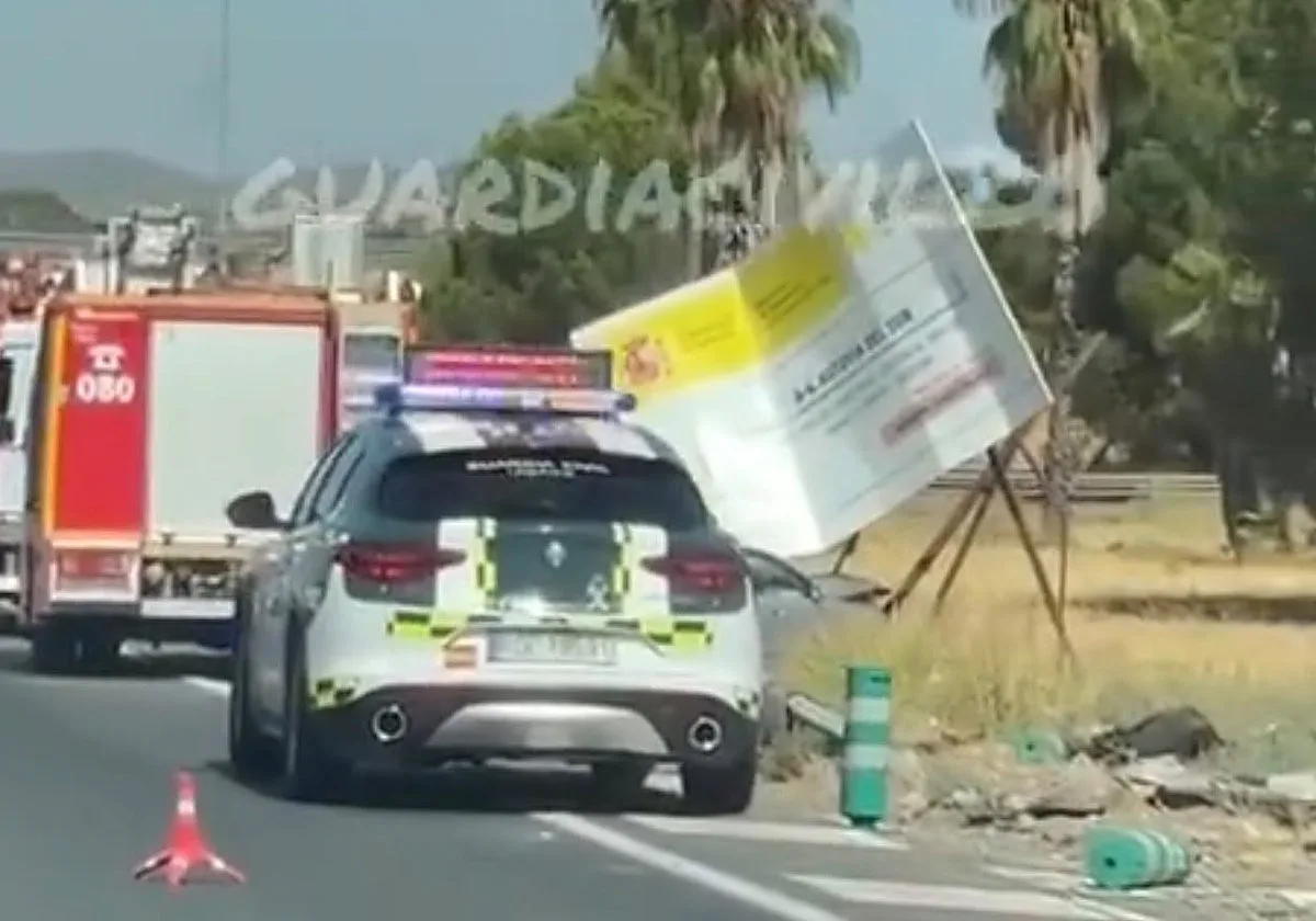 Un coche se sale de la carretera en Córdoba y choca contra un cartel informativo en la A-4