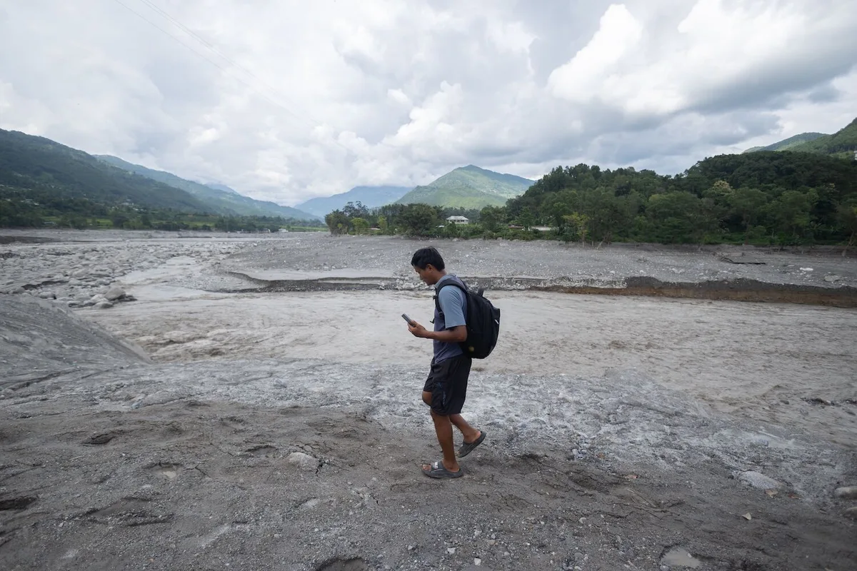 Pediu 13 dólares e andou durante dias: um pai procura o filho nas cheias do Nepal