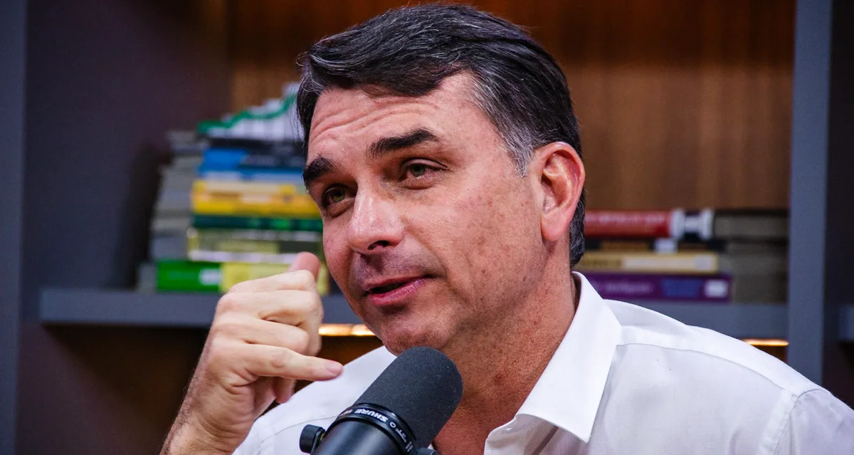 Flávio Bolsonaro publica diplomas, mas não explica dado errado sobre ter pós-graduação na UFRJ