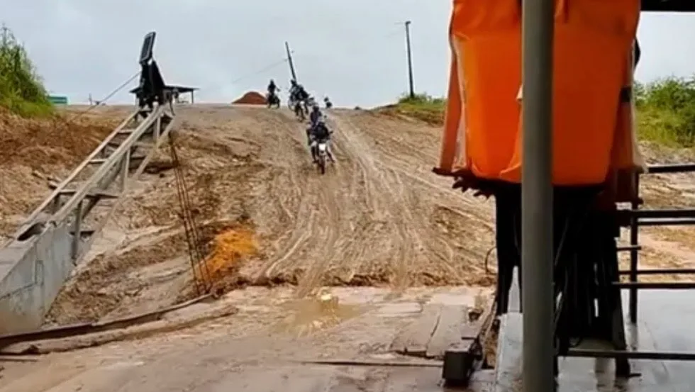 Chuva causa lamaçal e queda de motociclistas na saída de balsa no Rio Juruá