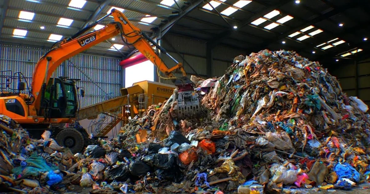En 2026, ingenieros de Texas mezclaron 4,5 toneladas de residuos plásticos en casi una milla de carretera; el material reciclado reemplazó entre el 8% y el 10% del betún derivado del petróleo