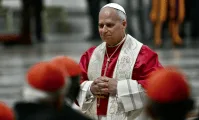 Papa Leão XIV dá entrada em hospital de Roma para remover nódulo no pulmão