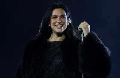 Dua Lipa: “Consigo equilibrar trabalho, hobbies e família. Nada jamais freou minha ambição”
