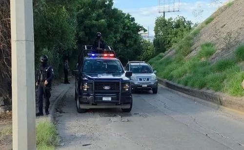 Muere policía estatal al caer de puente a desnivel en Culiacán; derrapó con su motocicleta desde más de 15 metros