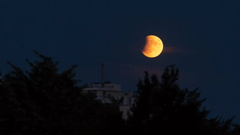 Éclipse lunaire: faut-il des lunettes de protection pour observer le phénomène attendu dans la nuit de jeudi à vendredi?