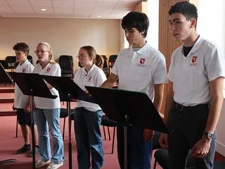 « J’ai trop hâte d’y être : » ces lycéens de Bretagne vont chanter devant le pape Léon XIV à Lourdes