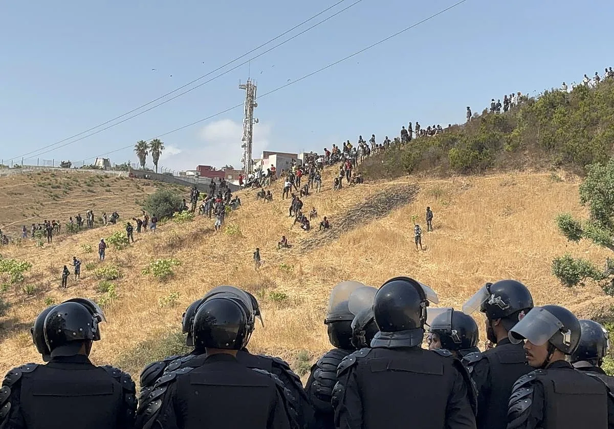 Tensión en Ceuta ante la amenaza de una nueva invasión, en directo: última hora de la crisis migratoria hoy