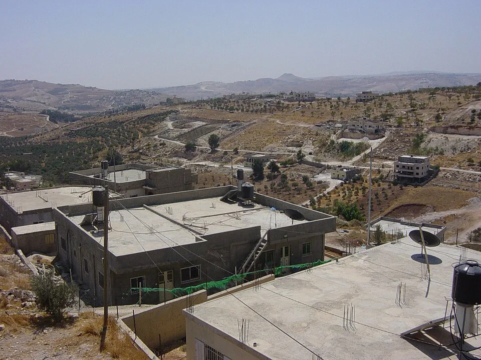 Forças israelenses emitem ordens de despejo forçado e invadem casas na Cisjordânia
