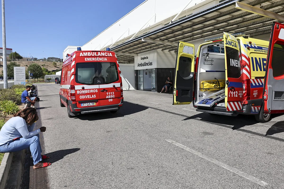 INEM cede e mantém 56 ambulâncias e reforça recursos humanos. Técnicos aceitam transferências de doentes e projeto piloto