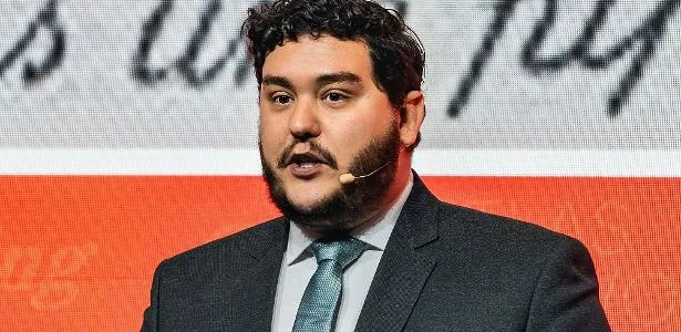 Mano Ferreira estreia como comentarista do programa Pulso Político no UOL