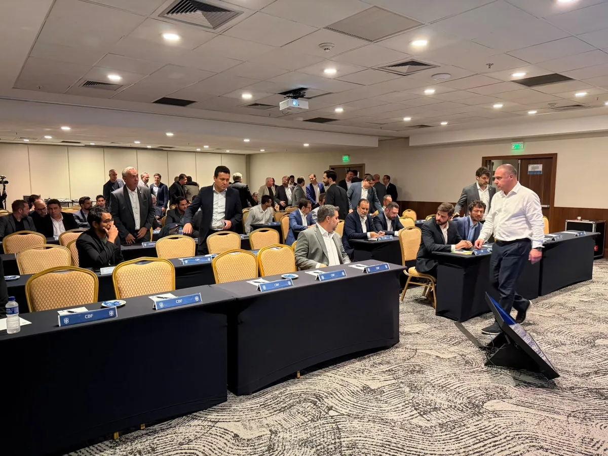 Clubes aprovam proposta da CBF para reduzir limite de jogadores estrangeiros a partir de 2027