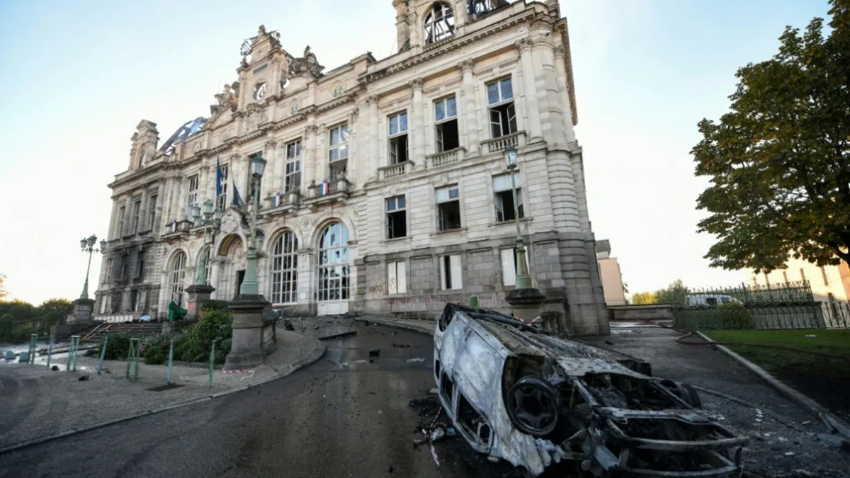 Zahlreiche Verletzte und Festnahmen: Frankreich von Welle der Gewalt erschüttert
