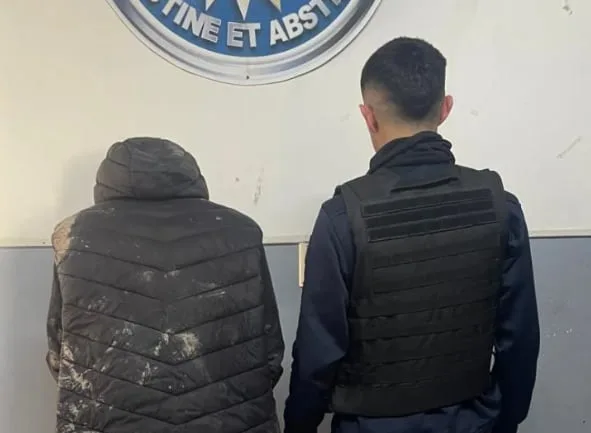 Fue atacado a golpes por dos hombres en plena calle y quedó detenido: tenía tres pedidos de captura vigentes