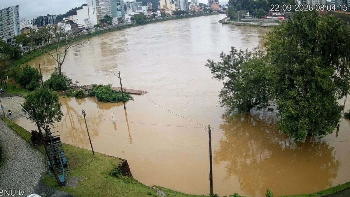 Rio avança dois metros e entra em estado de alerta em Blumenau