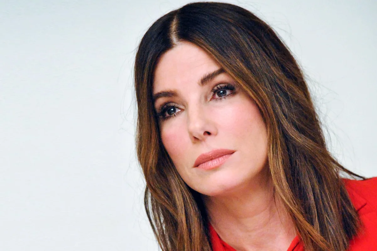 Sandra Bullock, actriz de 62 años, sobre su alimentación rica en proteínas: “Consumo yogur griego, ensalada de pollo y agrego péptidos al café”