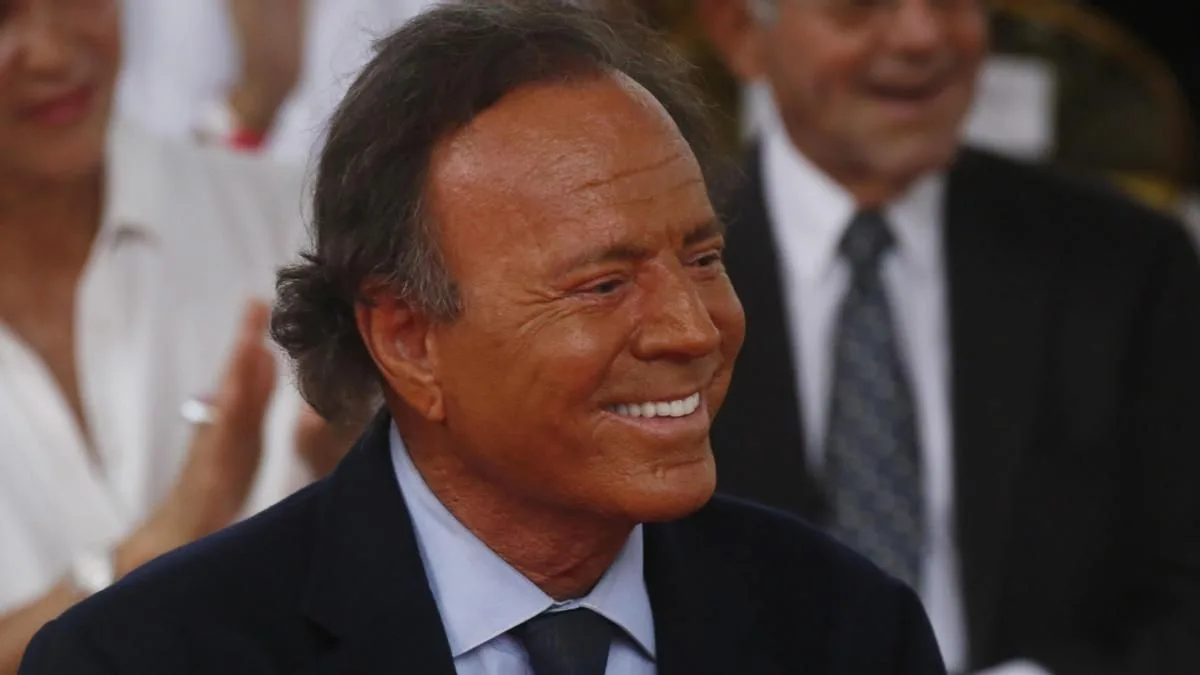 El juez da cinco días a Julio Iglesias y sus denunciantes para que aleguen si la Audiencia Nacional es quien debe investigar al cantante