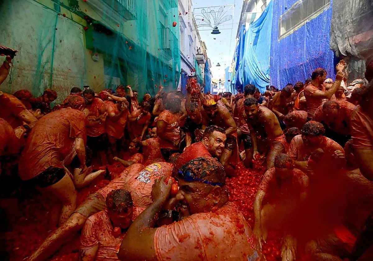 Cuatro atendidos por lanzamiento de gas pimienta en la Tomatina de Buñol
