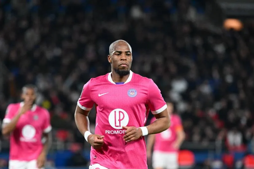 Mercato : le champion du monde Djibril Sidibé, libre depuis son départ de Toulouse, a signé au Mans FC