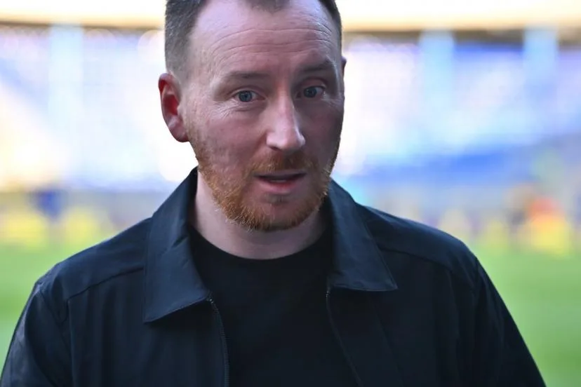 « Il y a les journalistes, dis bonjour » : quand Ian Cathro, l'entraîneur de Saint-Étienne, répond à sa fille en pleine conférence de presse