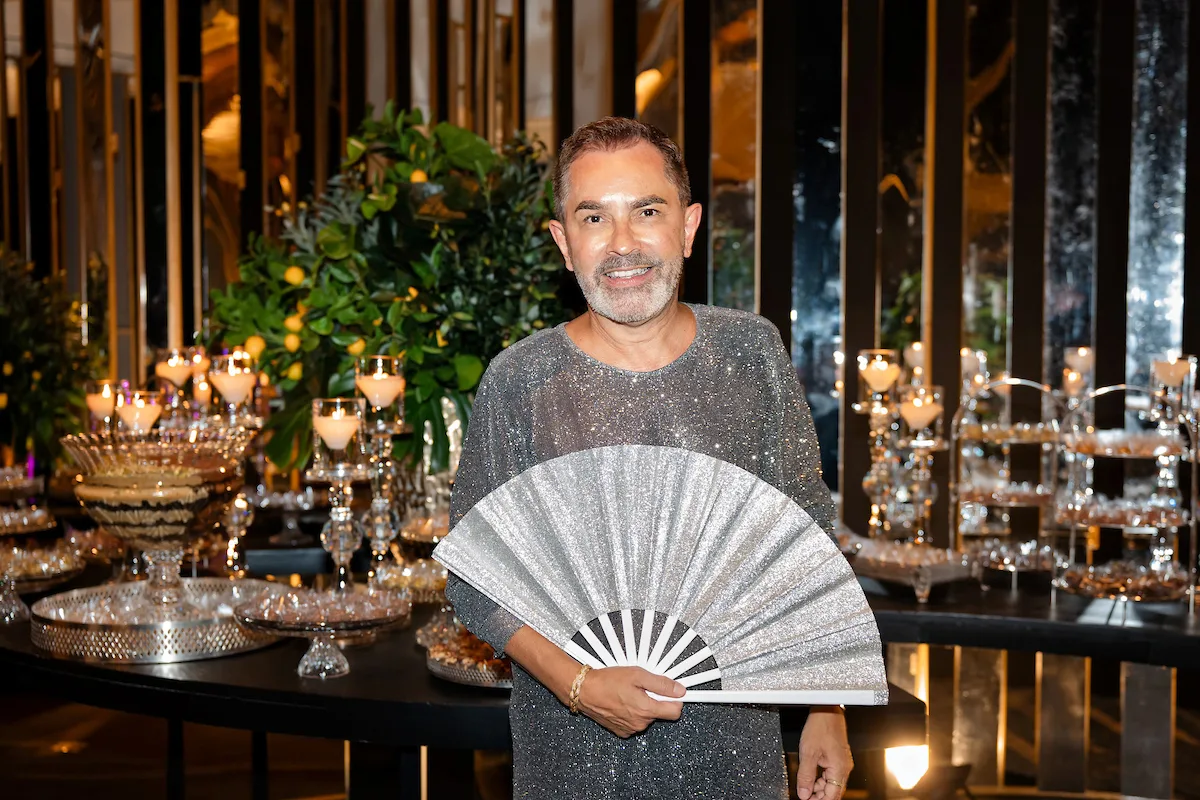 César Serra festeja a chegada dos 60 anos em noite glamourosa e alto astral