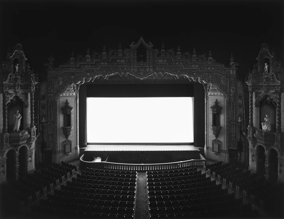 Au Musée Soulages, les méditations du photographe Hiroshi Sugimoto