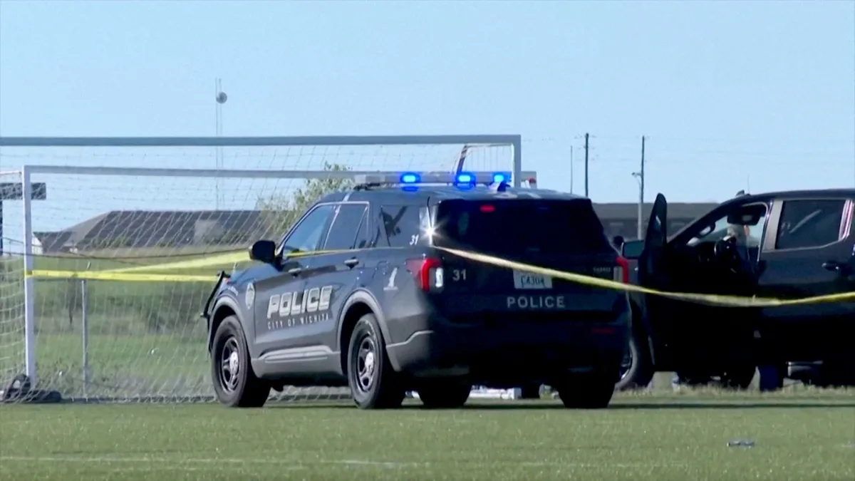 Carro invade jogo de futebol no Kansas e mata menino de 6 anos e um adulto