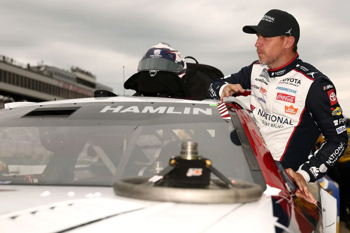 Денни Хэмлин досрочно выиграл регулярный сезон NASCAR Cup Series