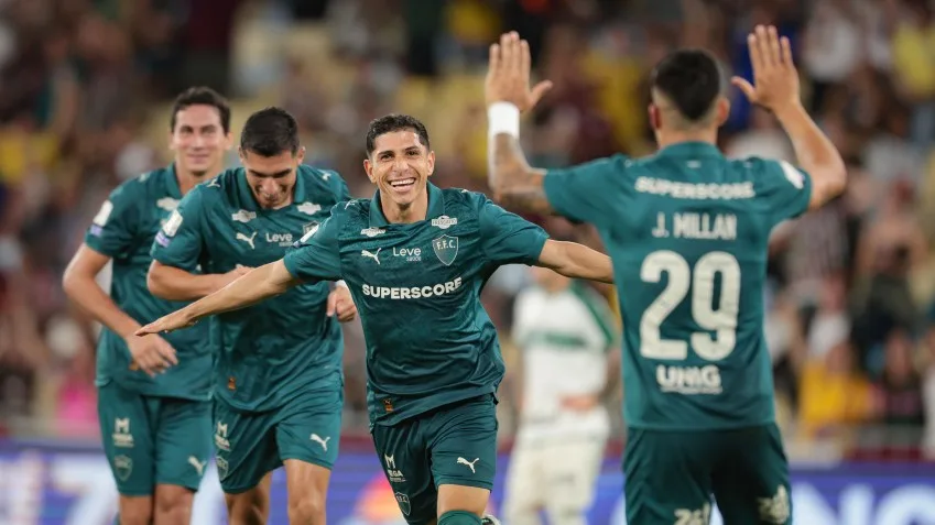Savarino encerra jejum com três gols em goleada do Fluminense