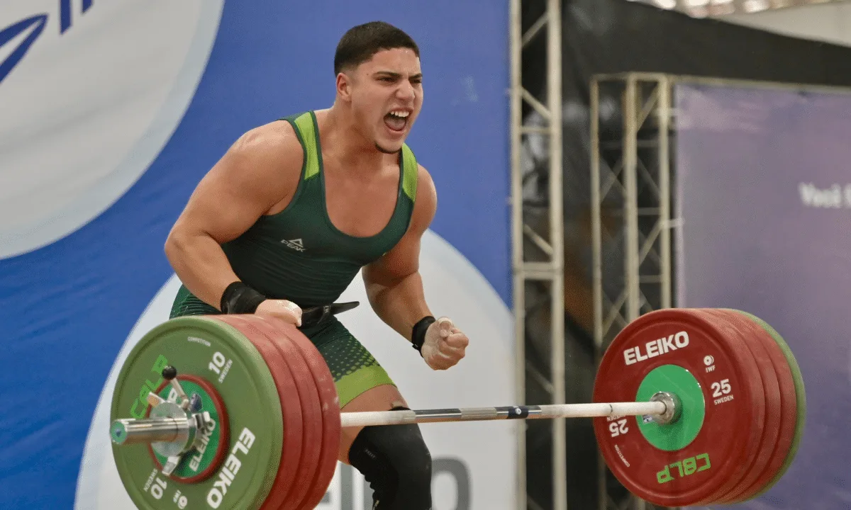Matheus Pessanha busca virada e conquista o ouro no levantamento de peso