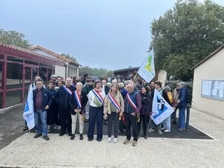 « Un simulacre de démocratie » : militants anti-bassines et irrigants face à face devant la mairie de Sainte-Soline