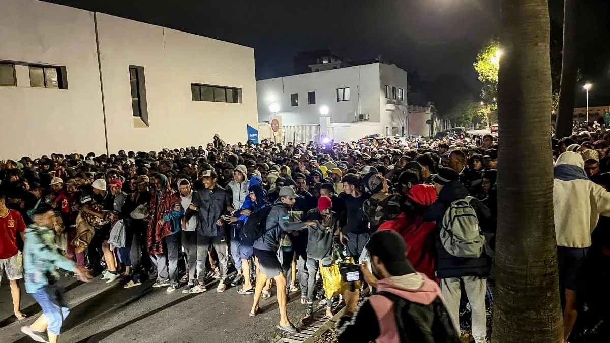 La Policía toma el control del traslado de migrantes al campamento del puerto de Ceuta