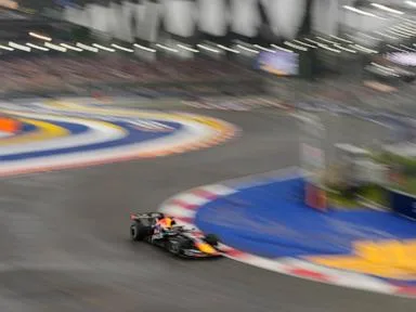 Russell crashes out from the lead as Verstappen wins Singapore F1 sprint race