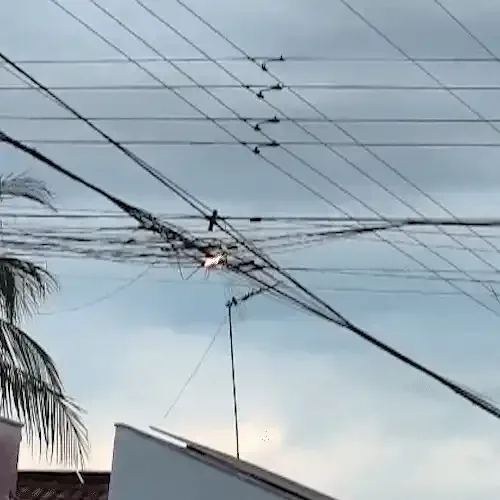 Fiação pega fogo e provoca "apagão" em avenida da Cohab