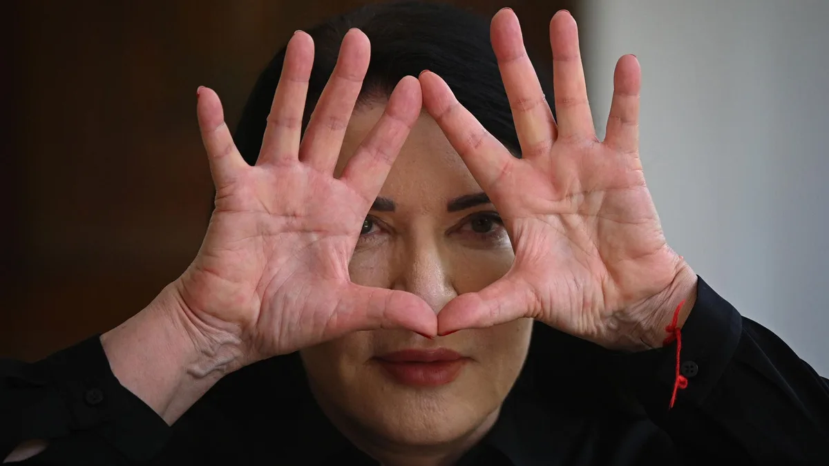 Marina Abramović, la artista que desafió la muerte en cada performance: la pistola cargada en Nápoles, la madre que la llamó prostituta y el amor que se rompió en la Gran Muralla