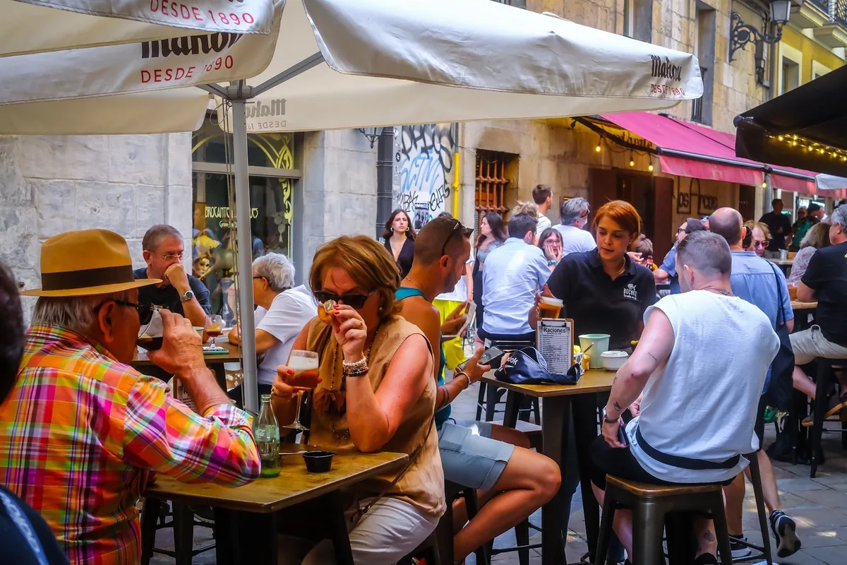 El 25% de los españoles deja siempre propina y un 60% ve inapropiado que el restaurante sugiera la cantidad