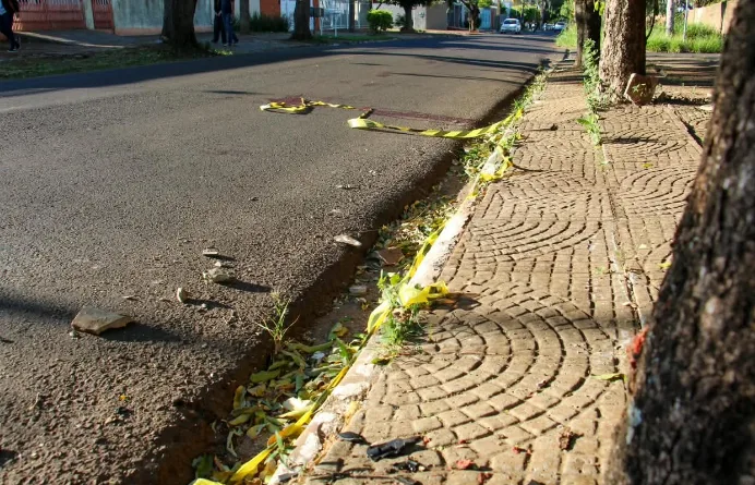 Idoso pega moto sem dono perceber, bate em árvore e morre em Campo Grande