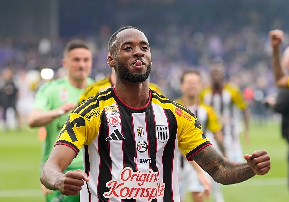 El Sevilla FC activa la salida de Manu Bueno y negocia por Melayro Bogarde como sustituto