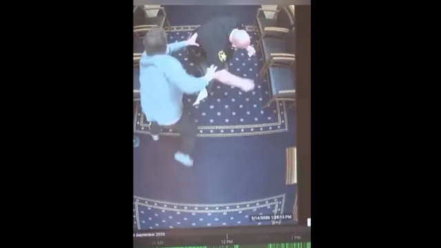 Jovem algemado liberta-se e agride agentes em tentativa de fuga. O vídeo