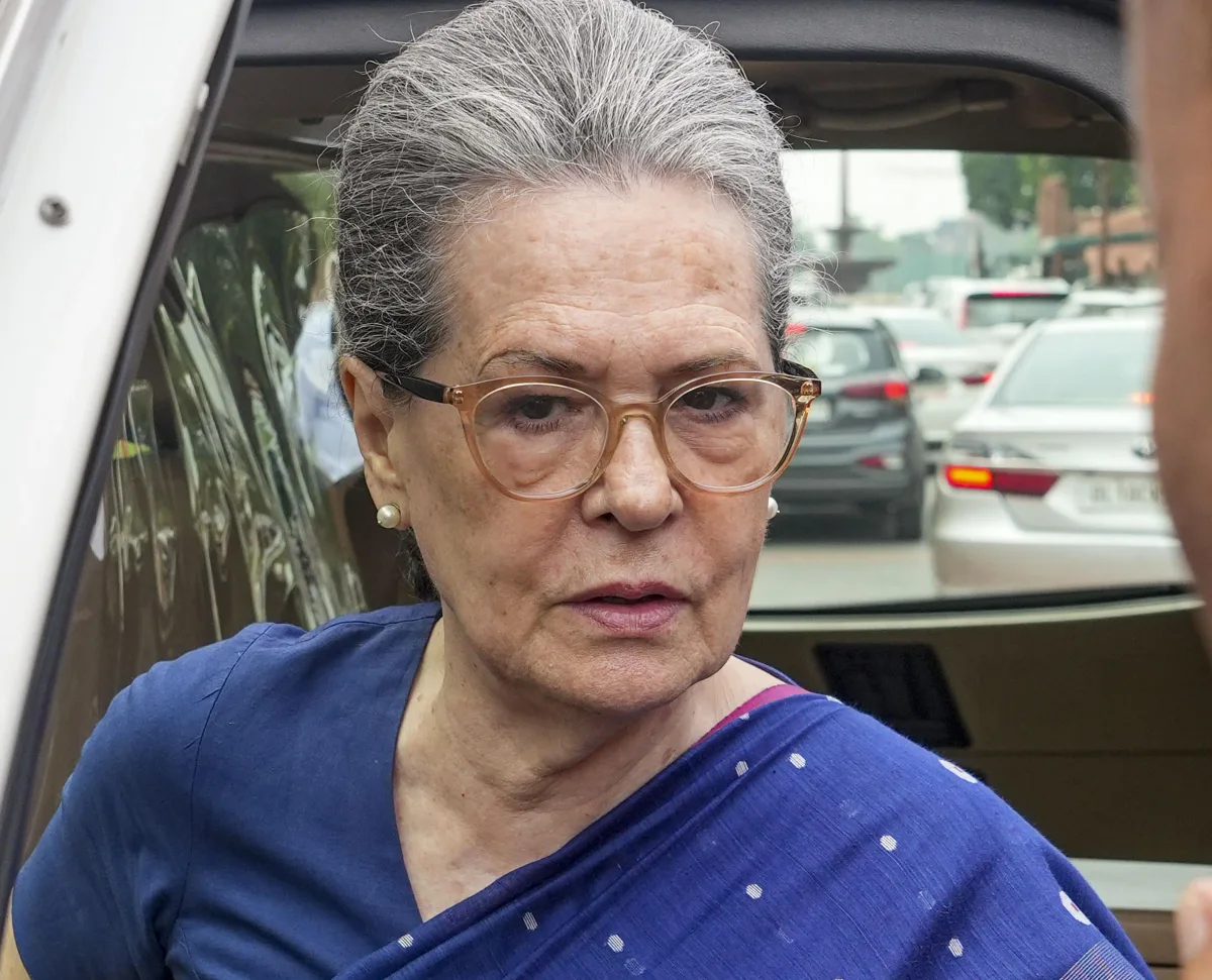 Cong leaders in Keralam back Sonia Gandhi amid controversy over memoir