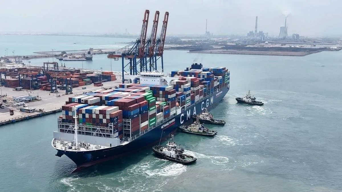 V.O.C. Port handles 335-meter-long container vessel to set new record