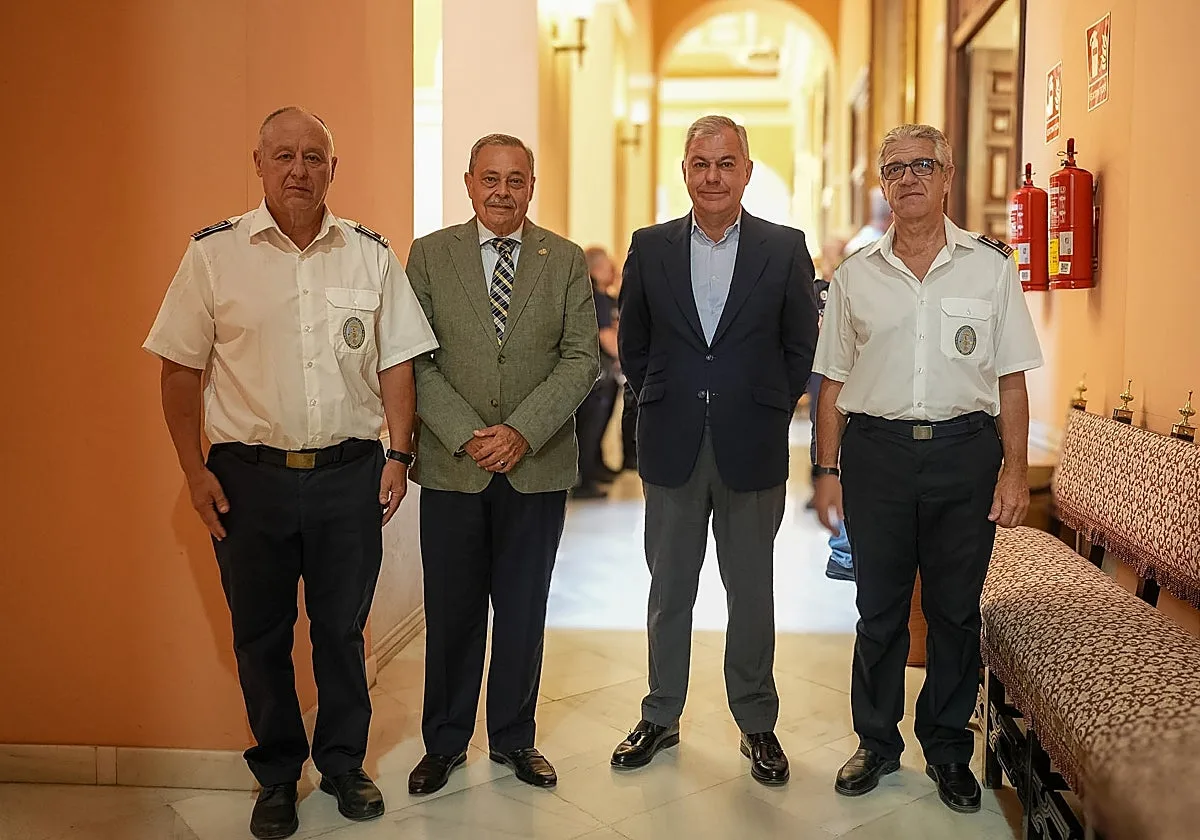 El pleno del Ayuntamiento de Sevilla aprueba el patronazgo de la Virgen del Refugio sobre el Cuerpo de Bomberos de Sevilla