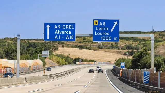 A8 sem condicionamentos após colisão entre autocarro e camião na Malveira