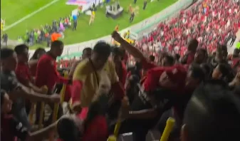 ¡Insólito! Vendedor ambulante arma pelea en las tribunas del Estadio Jalisco